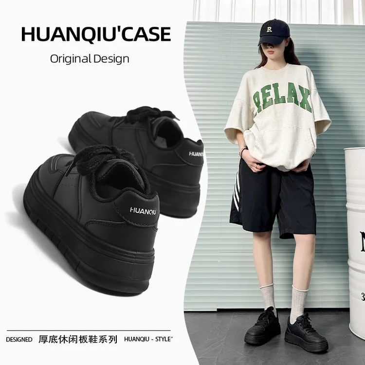 环球潮流板鞋女款2025新款百搭秋季女春秋黑色厚底经典休闲小黑鞋