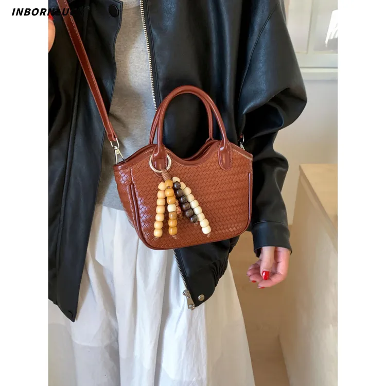 时尚编织水桶包包2025百搭韩版ins小众设计手提气质潮流单肩包