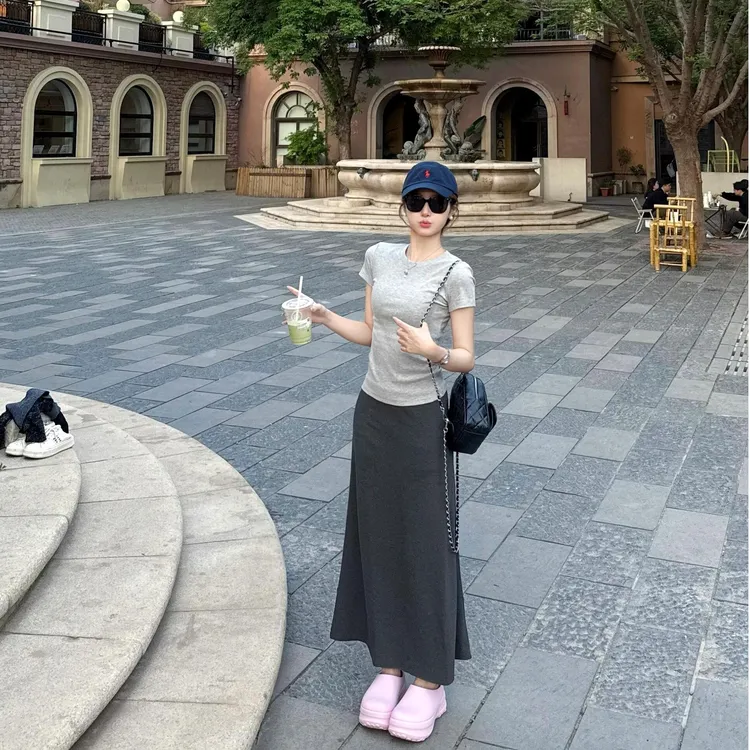 2025夏季新款修身显瘦性感灰色短袖T恤女显瘦短款上衣百搭半身裙