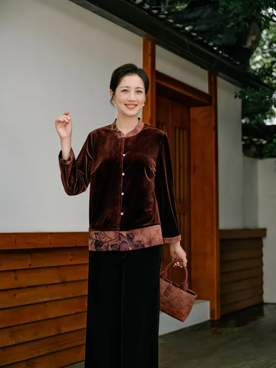 老美华秋季女士丝绒中式立领花卉拼接直身玫红长袖衬衫433205026