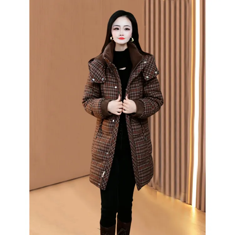 高档气质格纹减龄羽绒服女2025年新款冬季漂亮时尚妈妈中长款外套