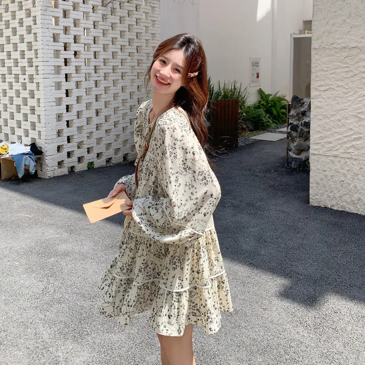 早秋氛围感度假风碎花连衣裙女2025新款气质小个子茶歇法式娃娃裙
