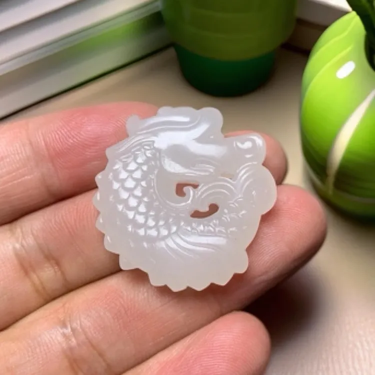 鱼化龙吊坠下 泉哥同款 和田玉青海料白33mm（鱼鳍在下款）