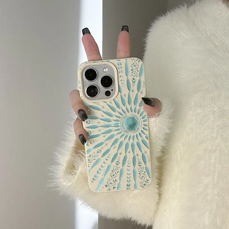 淡青色太阳图腾荔枝纹适用iPhone16/15promax手机壳13Pro/14/12软