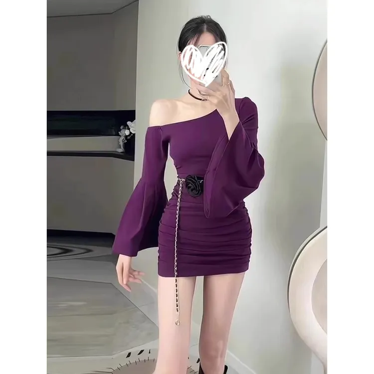 法式小众斜领喇叭袖连衣裙女装早秋设计感修身褶皱配腰链花朵裙子