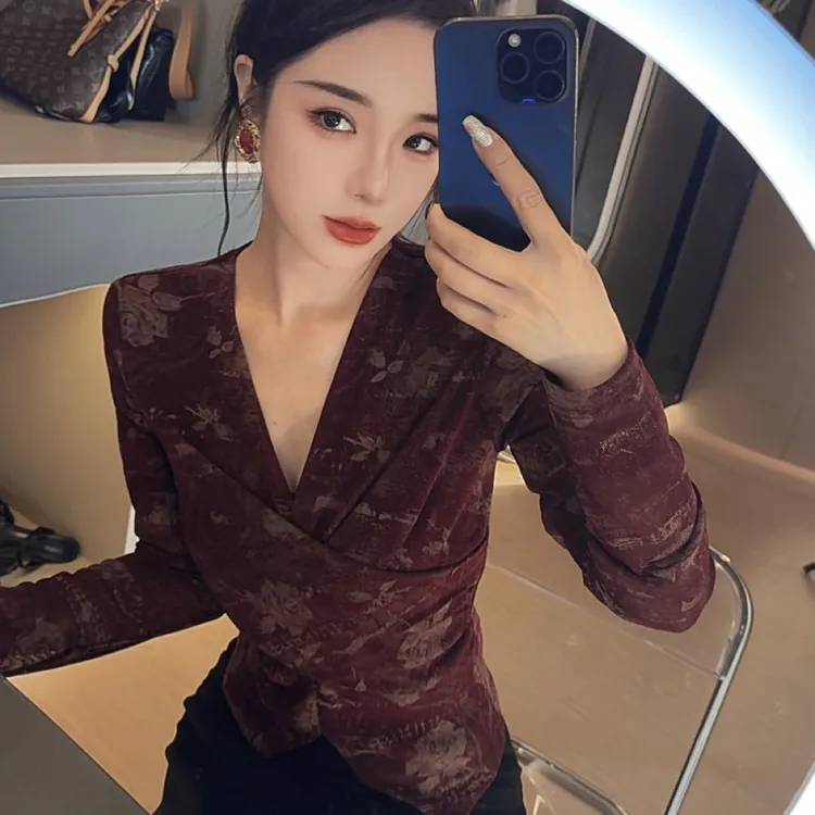 莎火火-原创秋装新款v领印花气质打底衫3041