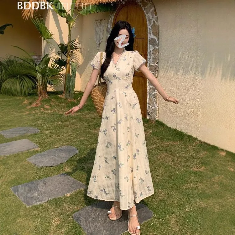 Dou51359夏季2025新款法式复古V领碎花气质收腰显瘦温柔大码连衣