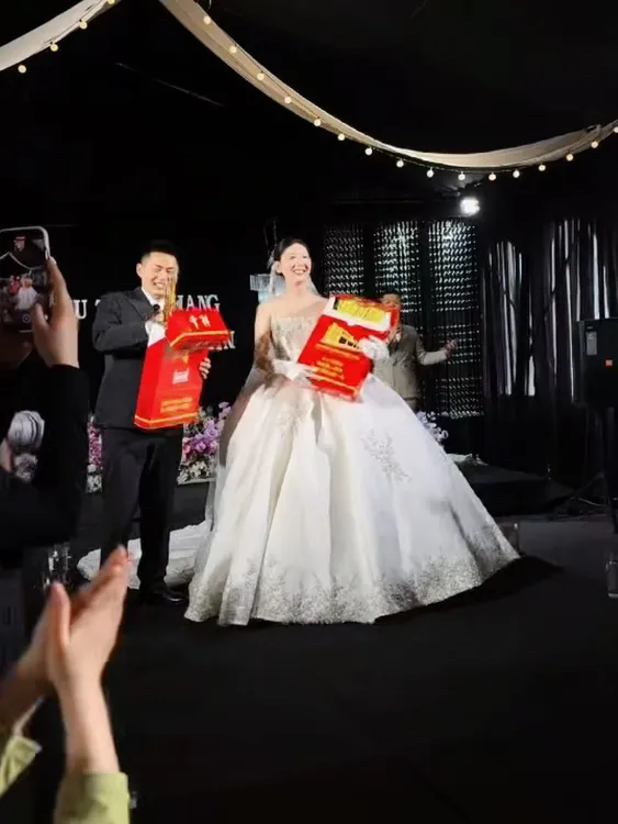 华子大辣条中华辣条超大零食婚礼退场结婚巨型盒子巨无霸烟盒网红