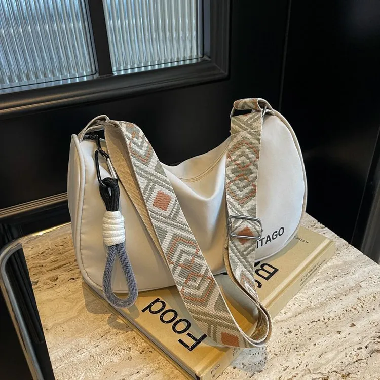 休闲百搭包包女夏季新款饺子时尚单肩斜挎包轻便简约通勤腋下包包