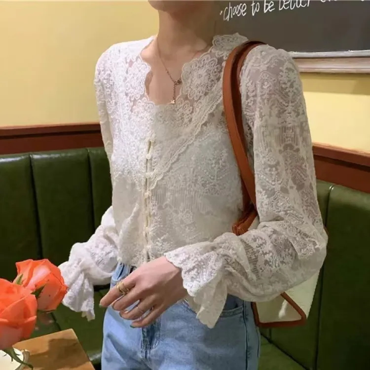 【现货】优雅气质显瘦时尚温柔复古蕾丝打底刺绣上衣