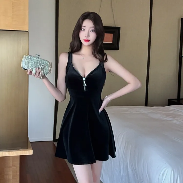 法式赫本性感低胸拉链装饰吊带小黑裙气质收腰短款大摆打底连衣裙