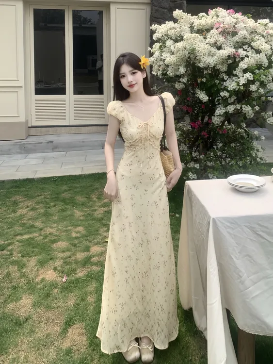 大码法式方领连衣裙女2025新款夏季温柔风碎花裙胖MM遮肚显瘦裙子