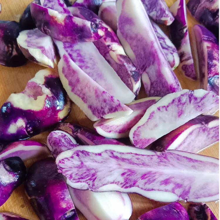 贵州六盘水娘娘山乌洋芋高山紫皮土豆马铃薯七彩土豆七彩蓝宝石