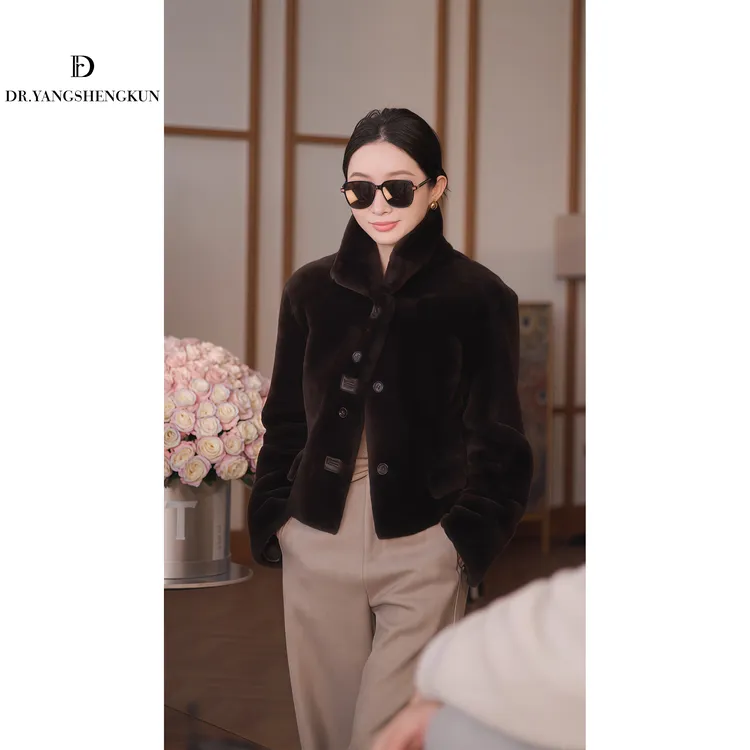 杨圣坤2025新品澳洲美利奴皮毛一体保暖加厚短款外套EY2511223