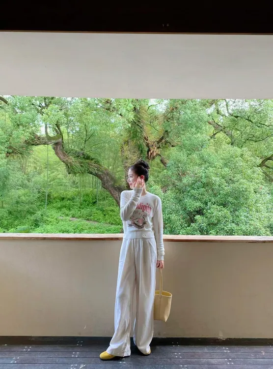 2025早秋新款复古玫瑰印花破洞设计轻薄针织衫百搭休闲裤两件套