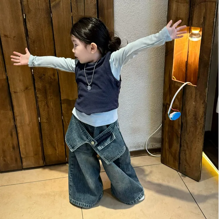 小思家2025秋季新款女童韩版洋气纯色圆领T恤背心阔腿牛仔裤套装