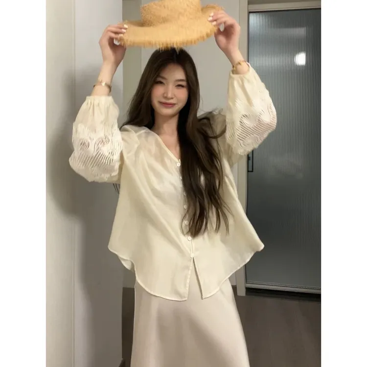 大码韩味法则刺绣v领衬衫女春夏季新款长袖镂空休闲宽松小衫上衣