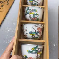 瓷片密密麻麻地铺满一层厚厚的