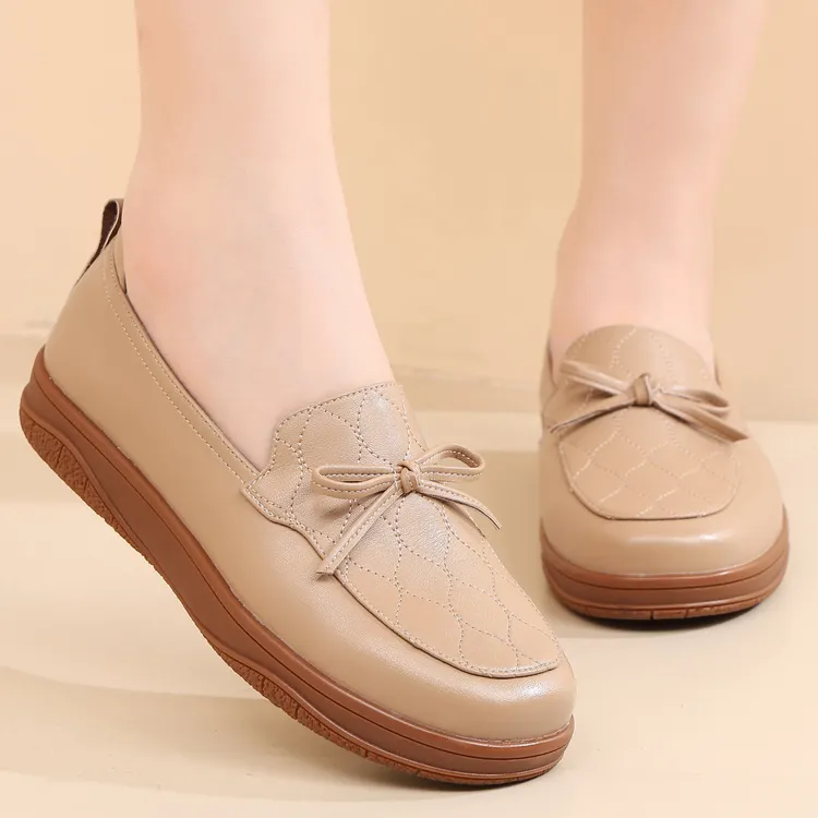 妈妈鞋春秋防滑女鞋大码单鞋真皮软底中老年运动皮鞋不累脚小白鞋