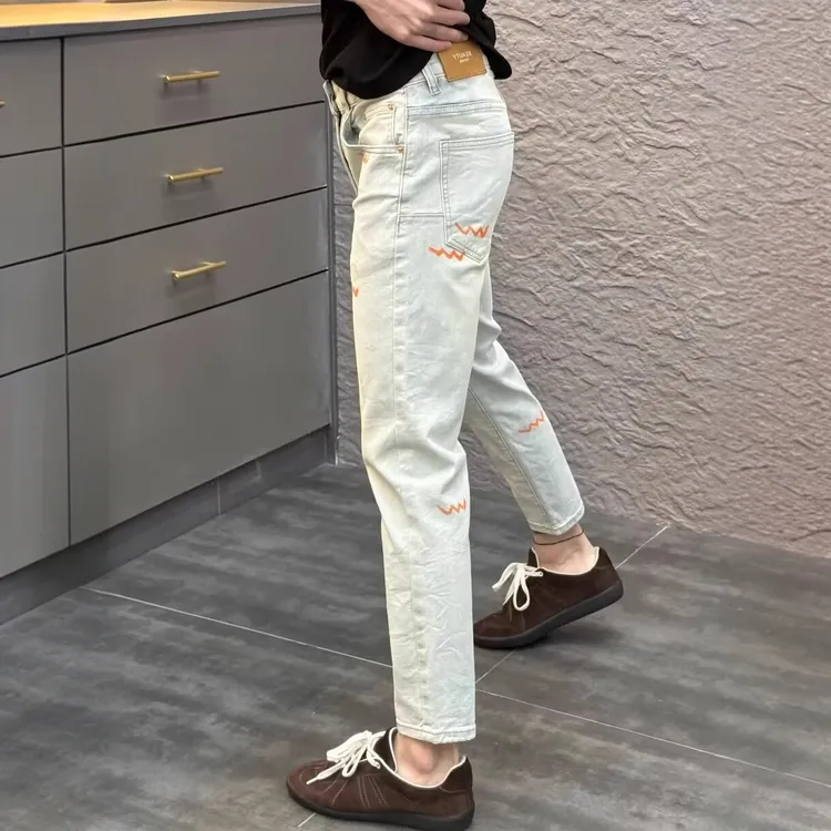 高级感新款高档浅蓝色牛仔裤男潮牌印花男士韩版修身小脚裤子
