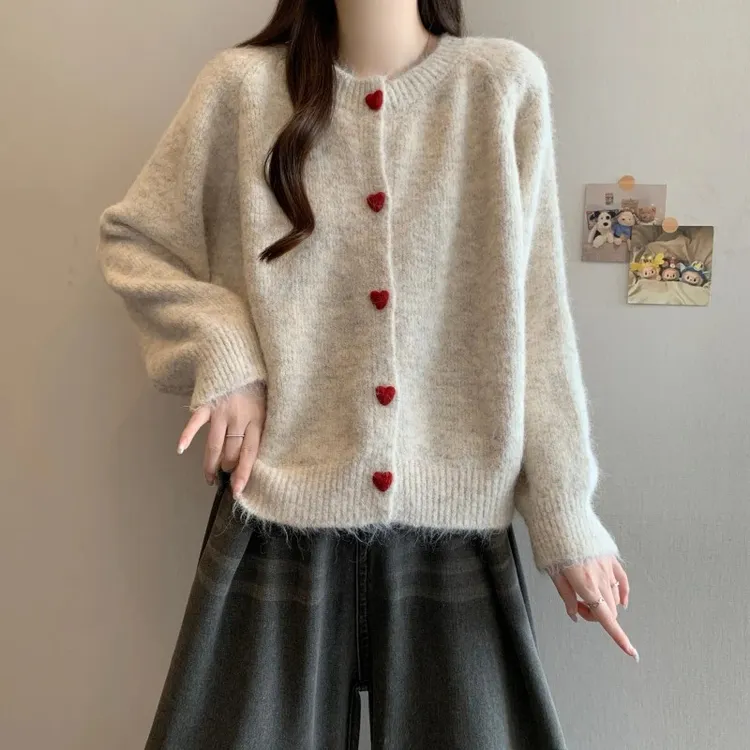 大码女装韩系爱心纽扣软糯针织开衫秋冬新款胖MM宽松减龄百搭毛衣