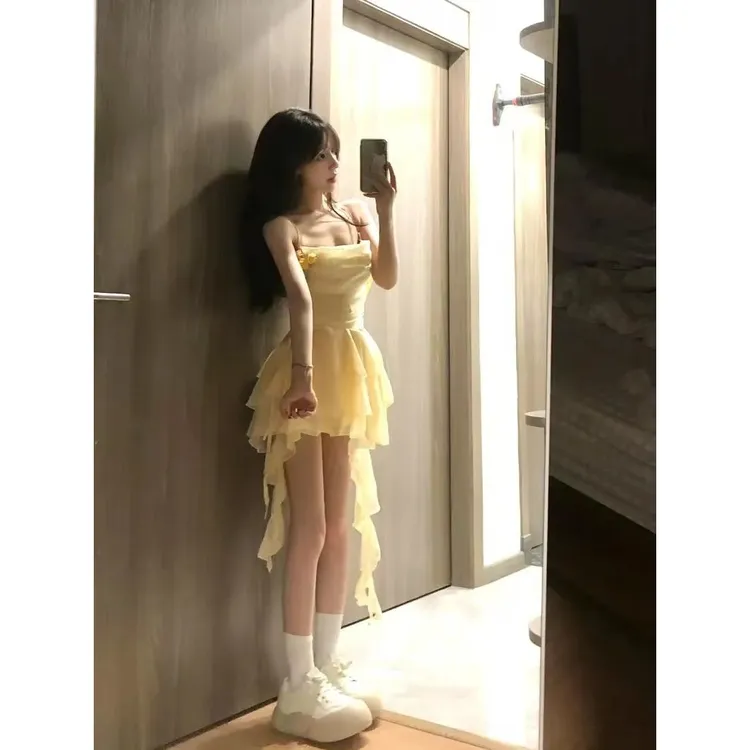 黄色温柔风立体花朵吊带连衣裙女夏多巴胺法式荷叶边海边度假裙子