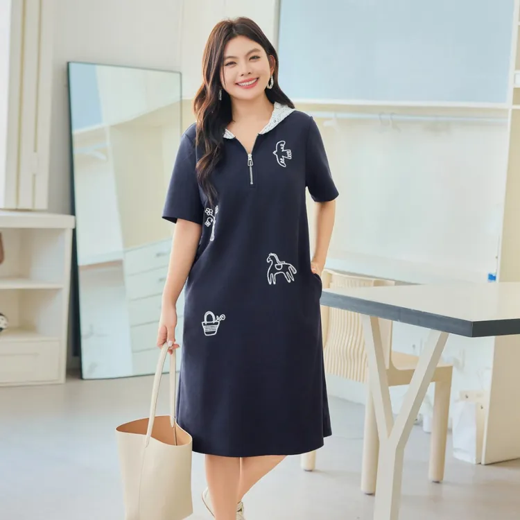 【蕾丝连帽刺绣连衣裙】MsShe大码女装2025夏装宽松中长裙S2507003