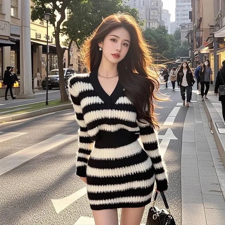 **绒~撞色条纹长袖针织连衣裙女早秋新款修身显瘦毛衣包臀裙