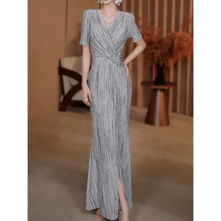 时尚洋气镶钻收腰显瘦包臀裙女2026夏季新款高级感轻奢V领连衣裙