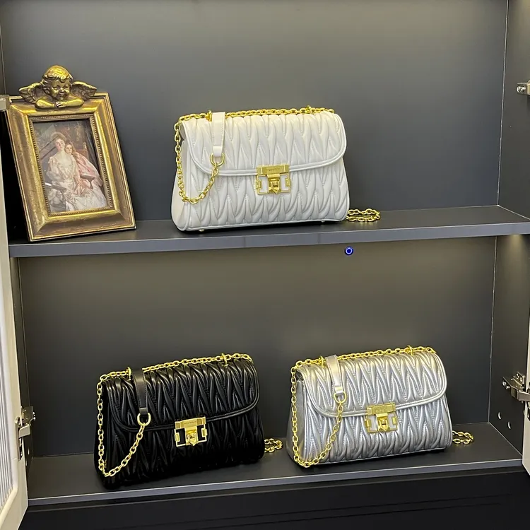 2025新款女士链条斜跨包高级感潮流爆款单肩包时尚百搭褶皱小包包