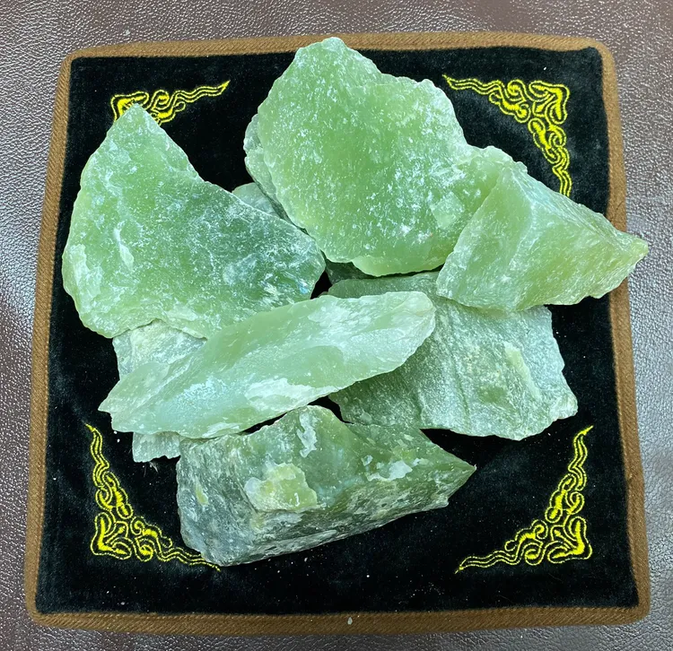 中国四大名玉之一 岫玉高冰原石毛料随机发货一斤