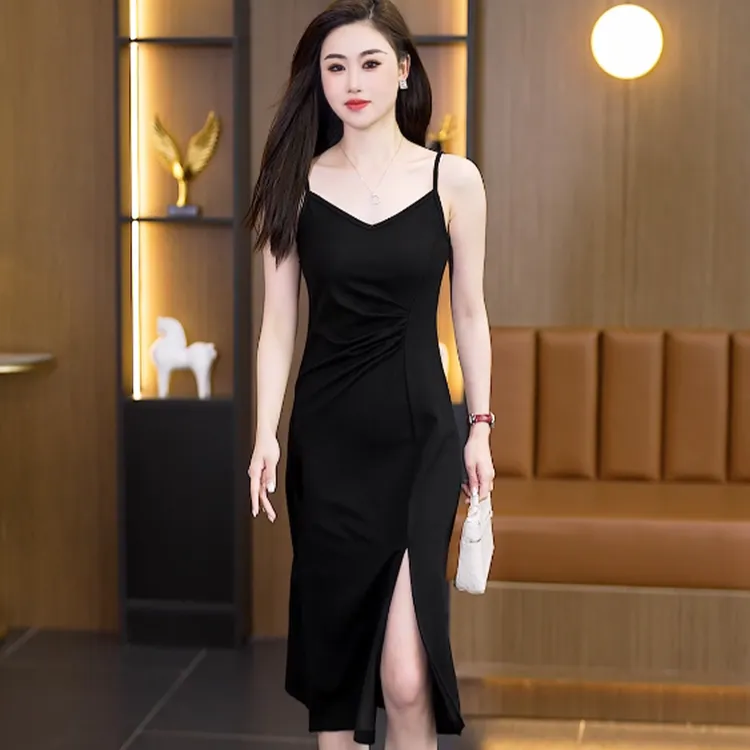 复古黑色吊带连衣裙女2025夏季新款褶皱收腰显瘦性感开叉打底长裙