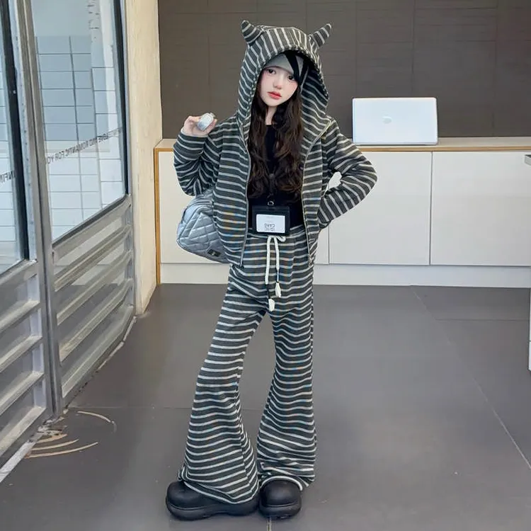 女童秋季条纹套装2025新款小女孩时髦猫耳朵连帽卫衣喇叭裤两件套