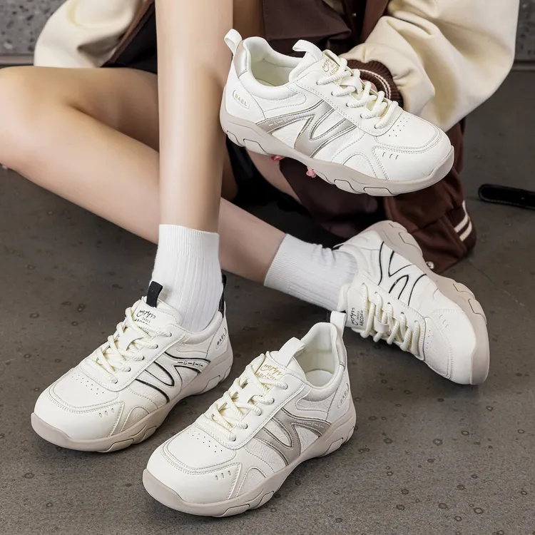 真皮小白鞋女平底2025秋新款宽胖脚休闲运动鞋女41一43大码女鞋潮