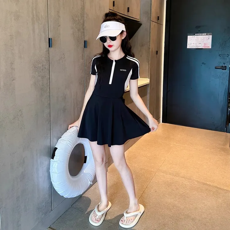 女童连体专业泳衣夏季2025新款洋气大童女孩高颜值泳装儿童防凸点