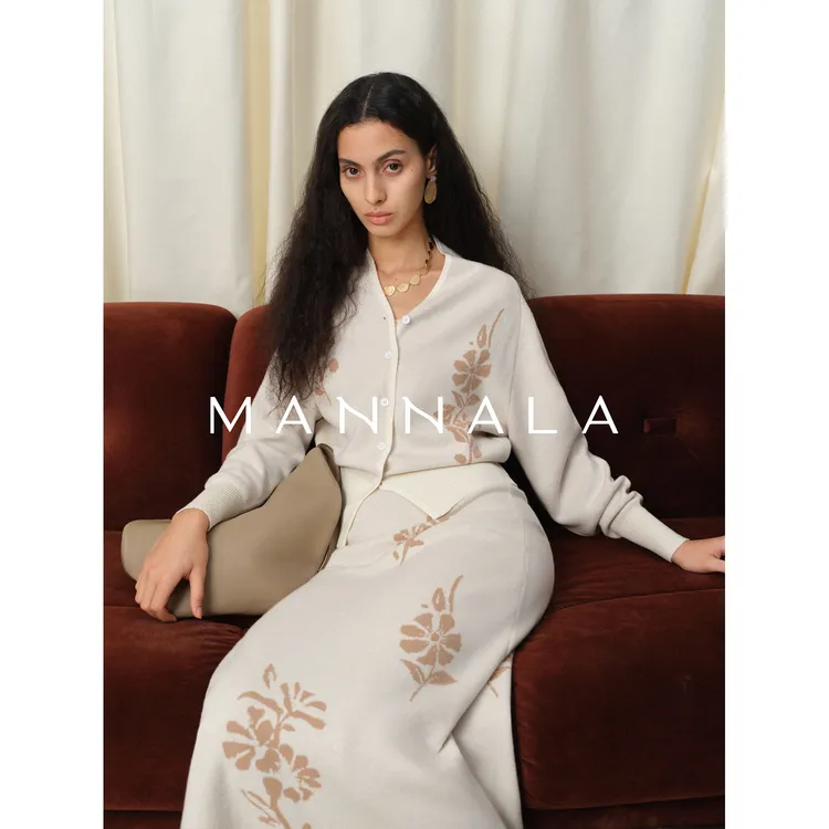 MANNALA丨“落花间”手绘小苍兰美丽诺羊毛修身针织半裙套装Q4619