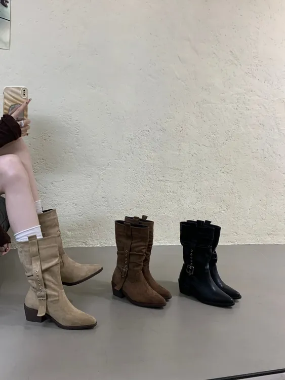 韩版尖头绒面搭扣褶皱堆堆靴女2025年新款秋冬百搭粗跟套筒短筒靴