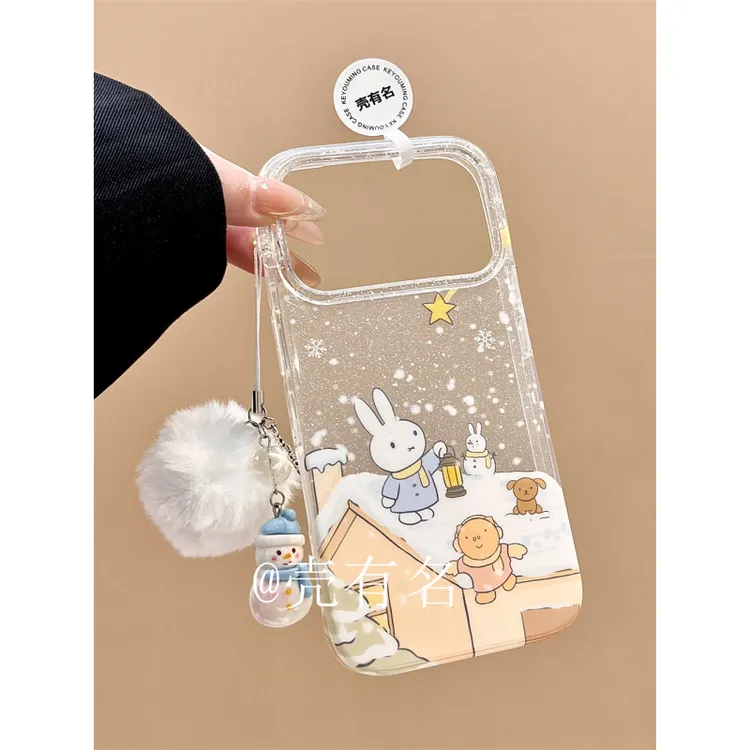 可爱冬日雪地屋顶米菲兔挂件适用苹果17手机壳iPhone16/15/14温馨
