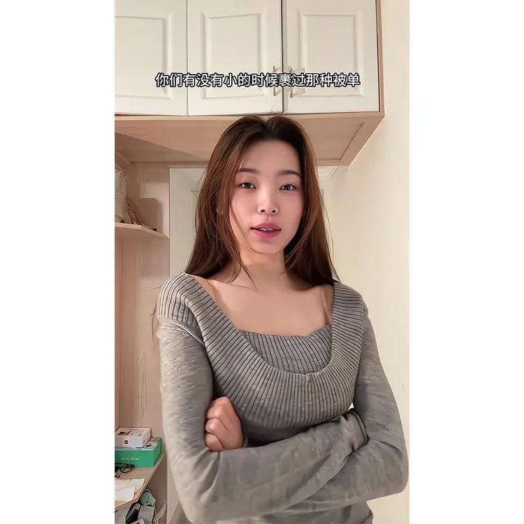 设计感灰色挖领针织衫毛衣女软糯显身材修身百搭上衣显瘦百搭裤子