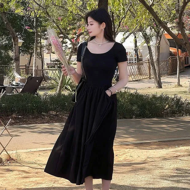 赫本风小黑裙2025夏季黑色U领短袖连衣裙女休闲百搭A字高腰长裙