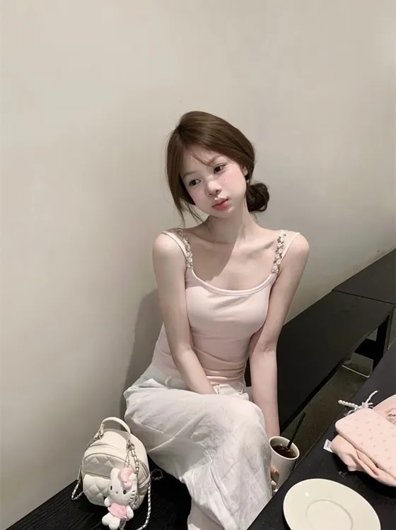 【蔓藤花朵】嫩粉色甜美设计感花朵吊带气质短款修身显瘦无袖上衣