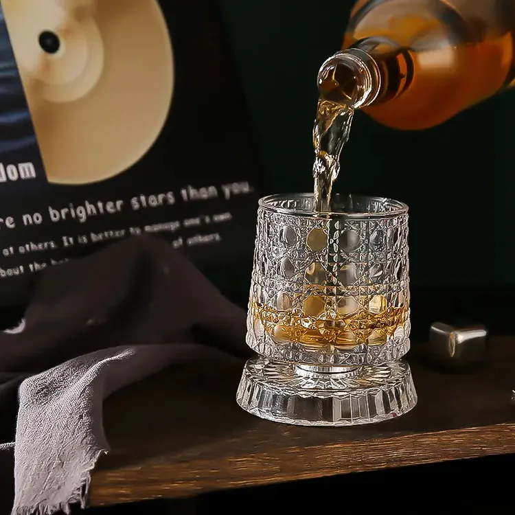 洛诺兔高级轻奢解压杯厚款可旋转酒杯玻璃杯锤纹洋酒杯威士忌酒杯