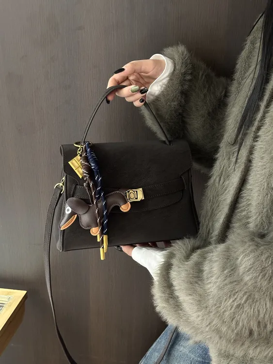 2025年秋冬季必备通勤复古气质单肩斜跨包