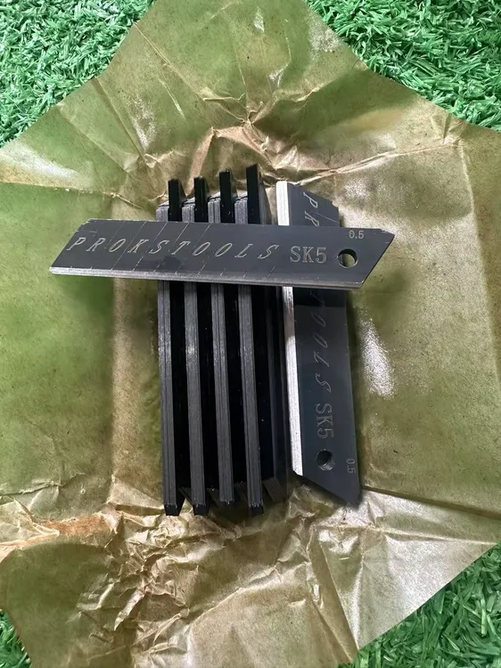 美工刀片100片装通用18mm宽度合金钢黑刀片