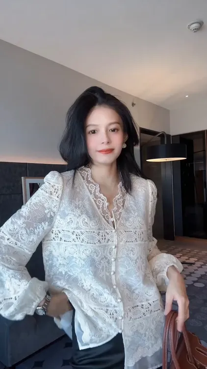 衬衣纯色洋气蕾丝小衫镂空常规打底衫设计感圆领修身显瘦时尚百搭