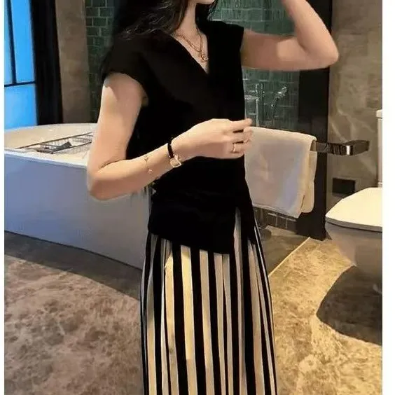 新款时尚短袖V领上衣休闲条纹裤子潮流女装1