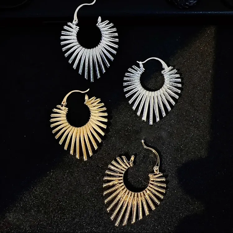 铜合金耳饰 欧美夸张线条桃心耳扣耳环个性小众设计高级感耳饰女