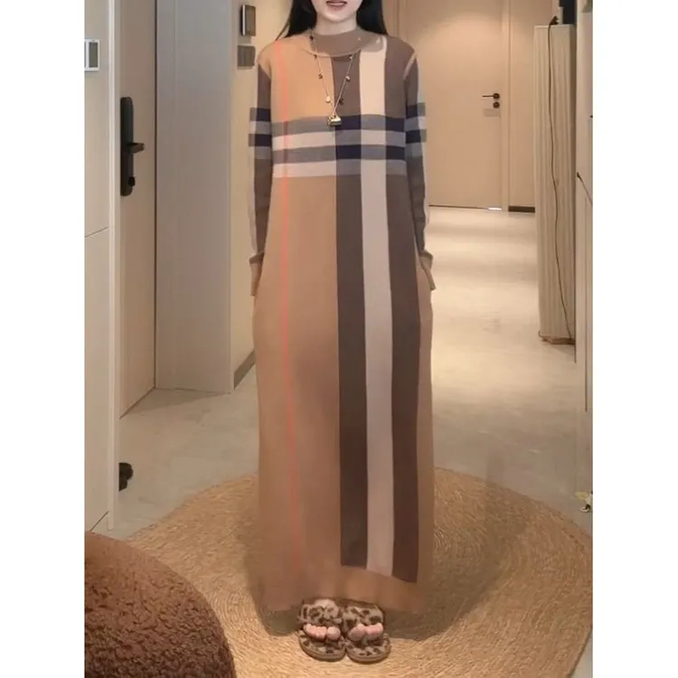 高档时尚气质经典格纹针织连衣裙女2025秋冬新款宽松加厚大码长裙