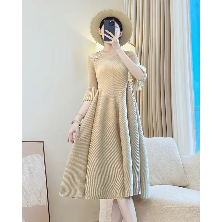 阔太太高级褶皱连衣裙女秋装高档时髦新款妈妈装显瘦气质优雅大码