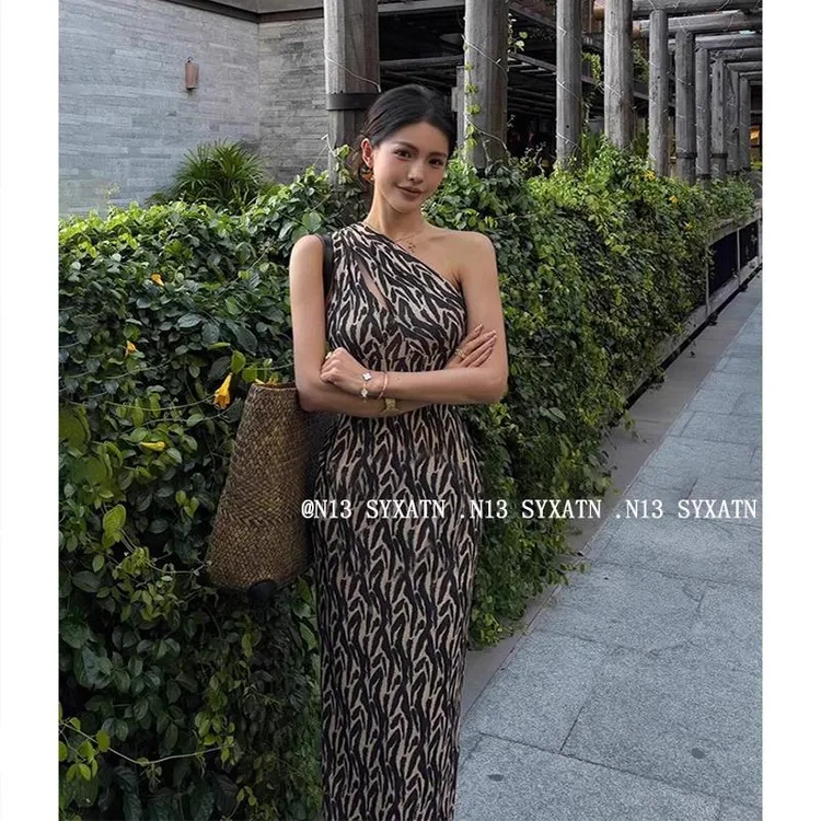 N13 SYXATN/法式复古单肩斜领印花连衣裙春夏修身显瘦度假长裙女